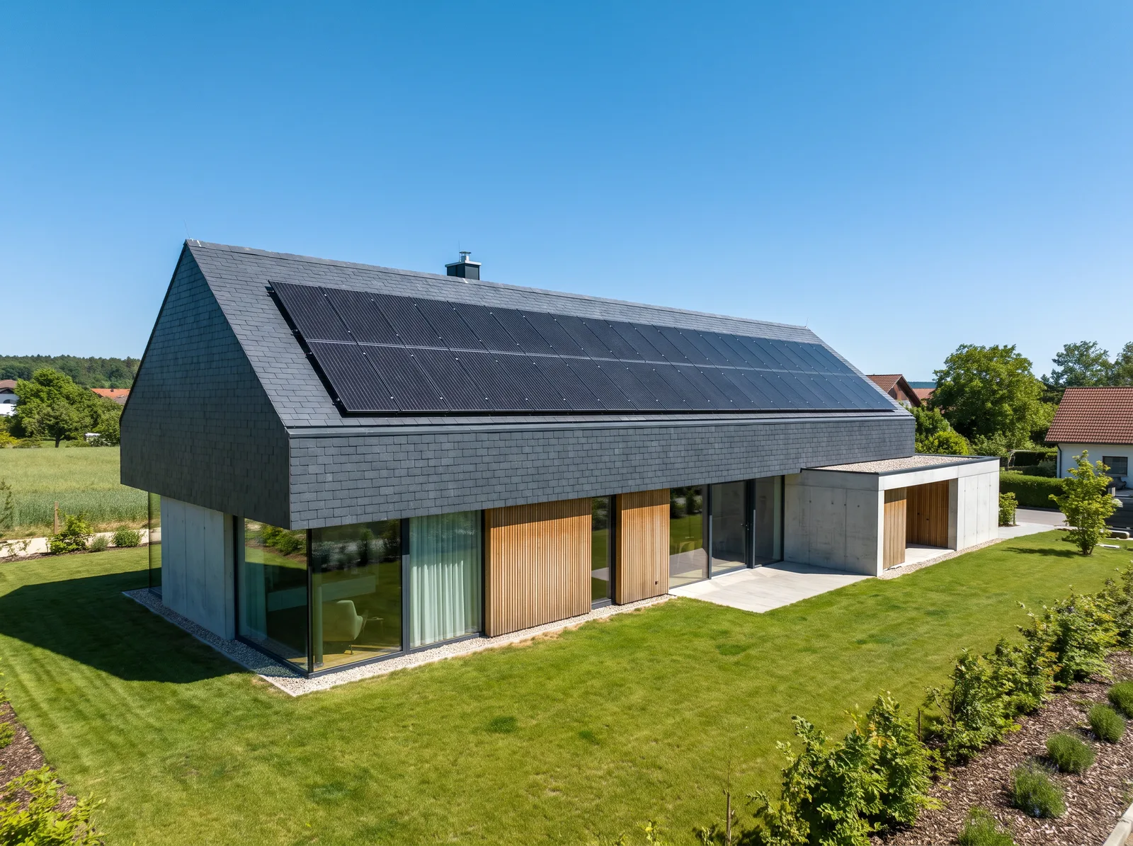 Photovoltaikanlage auf dem Dach eines modernen Einfamilienhauses